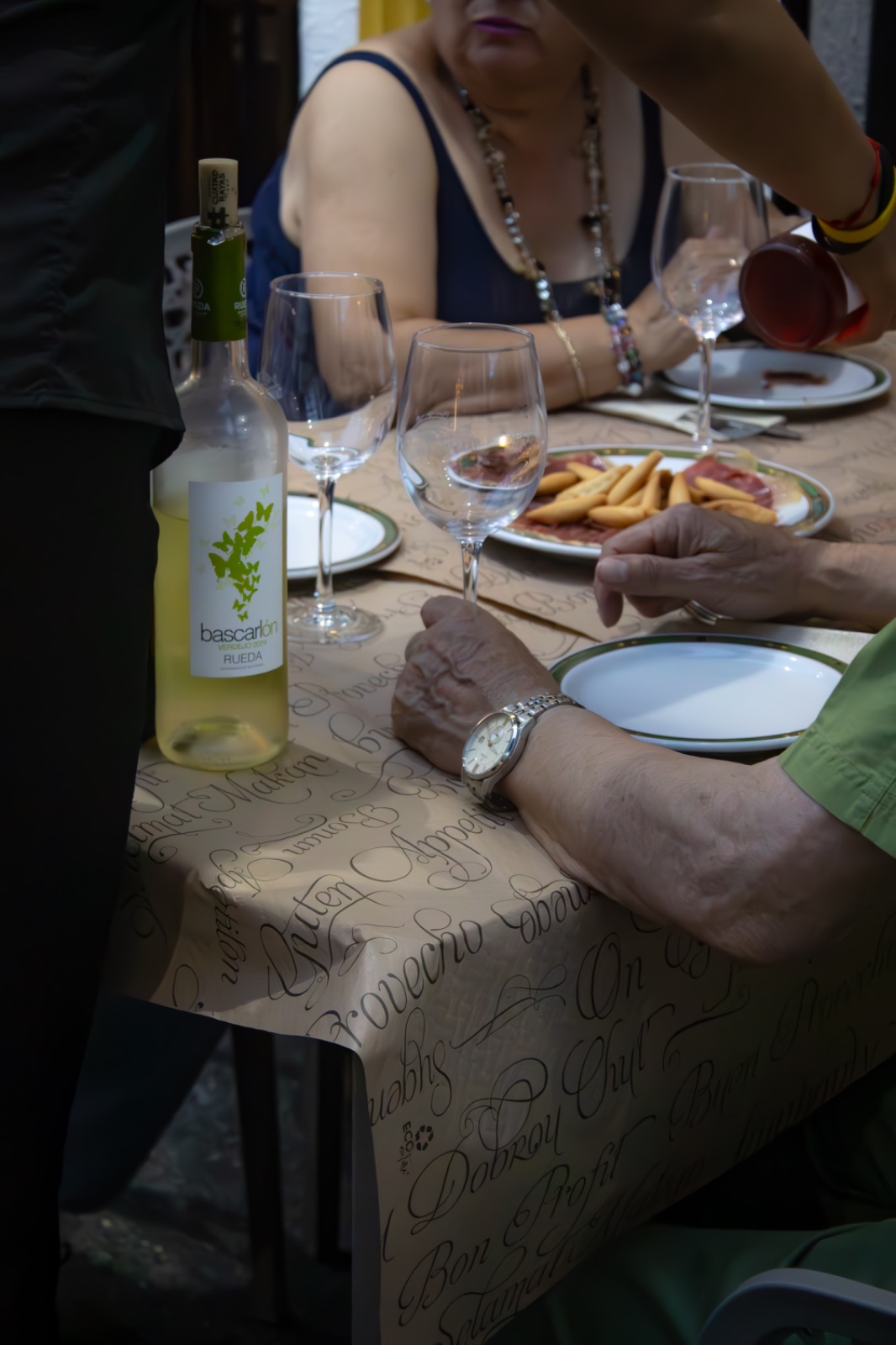 Mesa con comensales en Taberna Andaluza