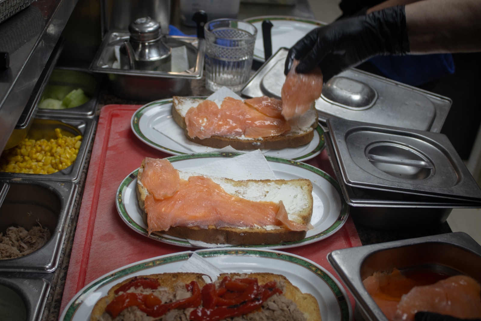 Preparación de platos en la cocina